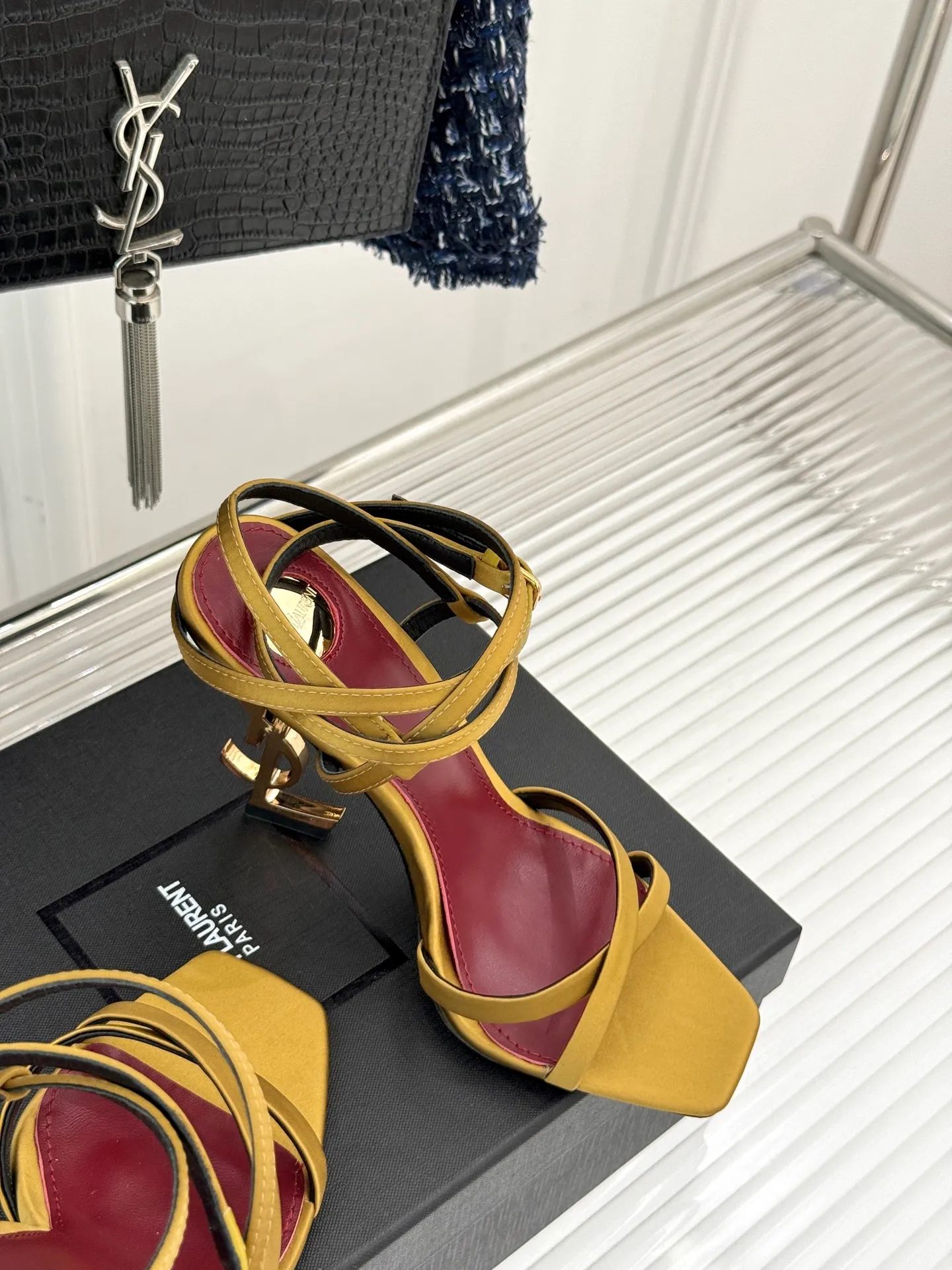 👟👟Ex-factory price 600👟👟 Saint Lauren*YSL Saint Laurent classic spring and summer letter heel cross-strap high-heeled sandals. High-heeled shoes that are suitable for both men and women. I love them. They are indeed the brand that understands women best. They are sold out as soon as they are new‼ ️ Especially the side lines are designed to be smooth, natural and slimming, making the whole pair of shoes layered and feminine. No matter what your usual style is, you must try it! The upper is made of imported cow patent leather, the lining is mixed sheepskin, and the Italian genuine leather outsole Heel height: 10.5cm Size: 35-39 (34/40/41 customized)